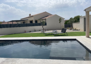Béton ciré extérieur et piscine : créer des espaces élégants, durables et contemporains